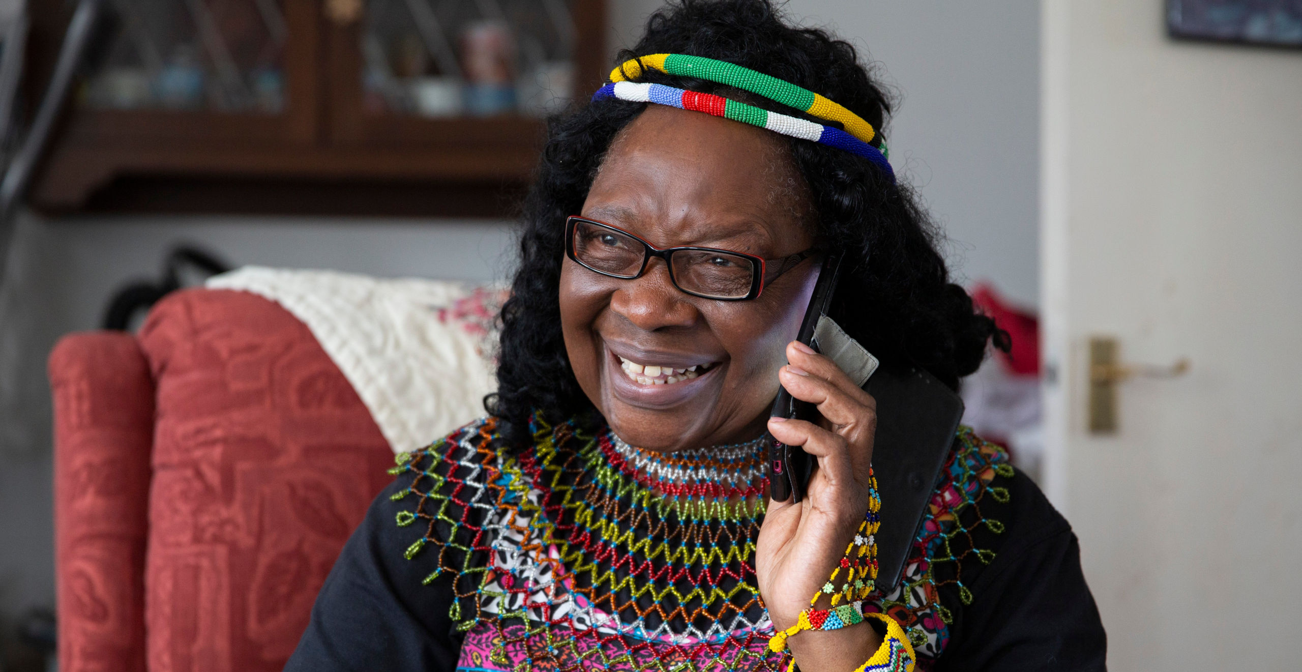 A lady calling a Meals on Wheels provider on the phone